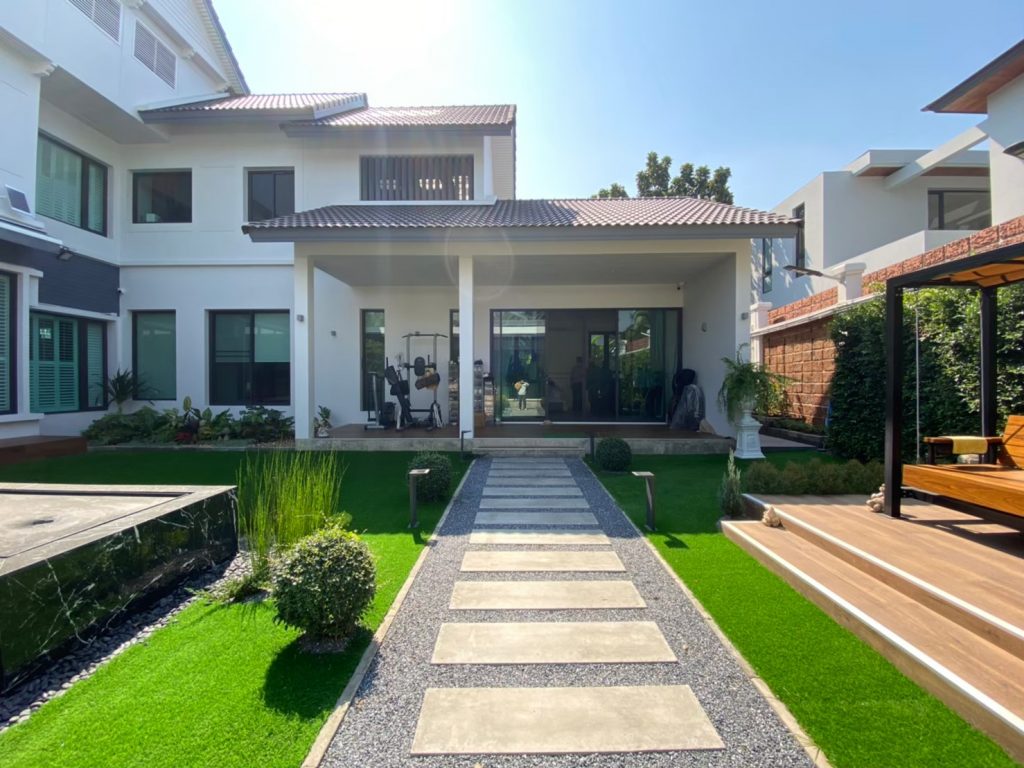 Bedroom close to garden