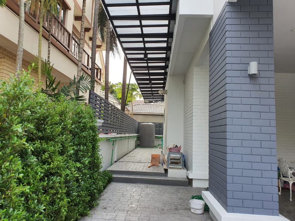 Corridor back of house cand coverway